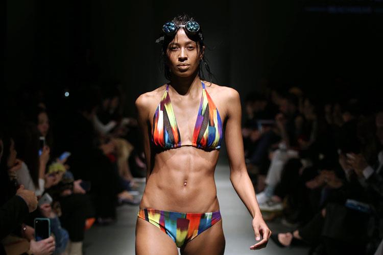 Fashion Week stanbulda Cihan Nacar Beachwear le Popcore Koleksiyonunu Kefedin