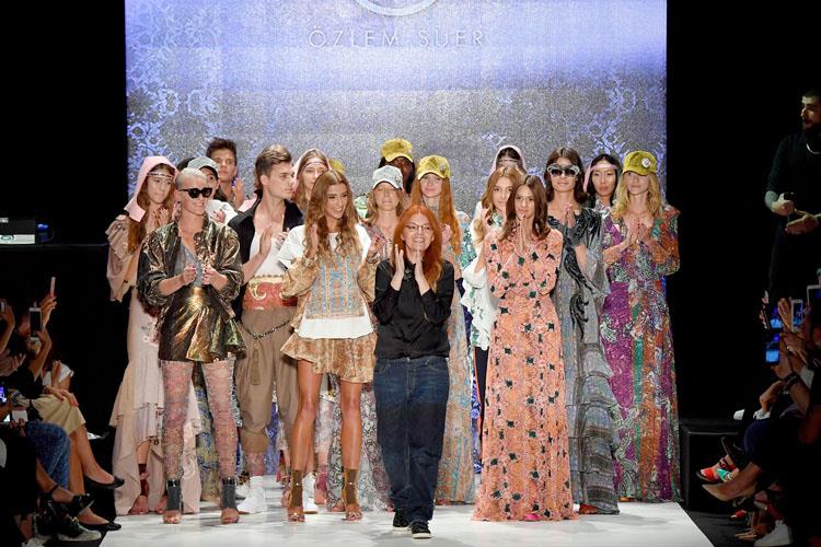 Özlem Süer Mercedes-Benz Fashion Week stanbul'a mzasn Att