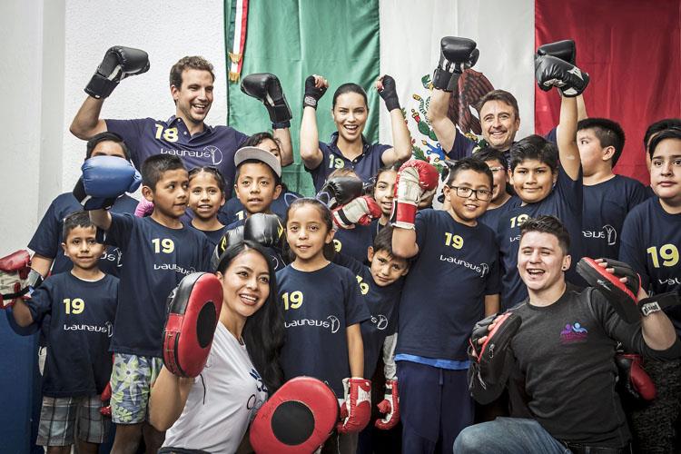 IWC Marka Elçisi Adriana Lima, Meksikada Çocuklarla Boks Yapt