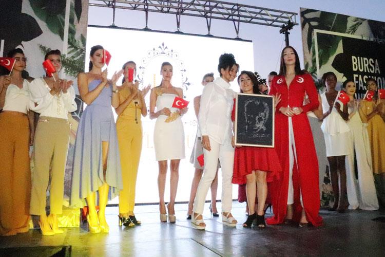 Bursa Fashion Week 2019da Tasarmc Leyla Uluk Defilesi Ayakta Alkland