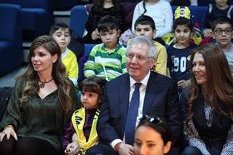 Aziz Yldrm, Ei ve Kzyla Fenerbahçe Düyeri Çocuk Deneyim Kulübünü Ziyaret Etti