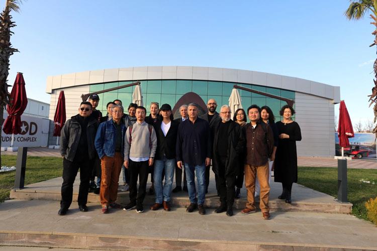 Çinin Önde Gelen Yapmc ve Yönetmenleri Midwoodda Bulutu
