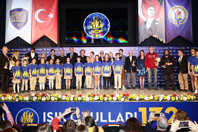 Türkiye'nin En Baarl simleri Ödüllerini Minik Ikllarn Elinden Ald
