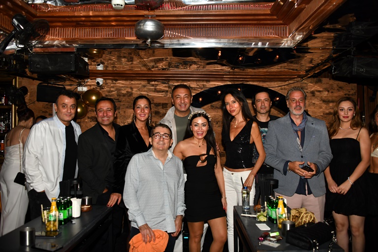Sibel Çatakl�, Yeni Ya��n� Dostlar�yla Kutlad�