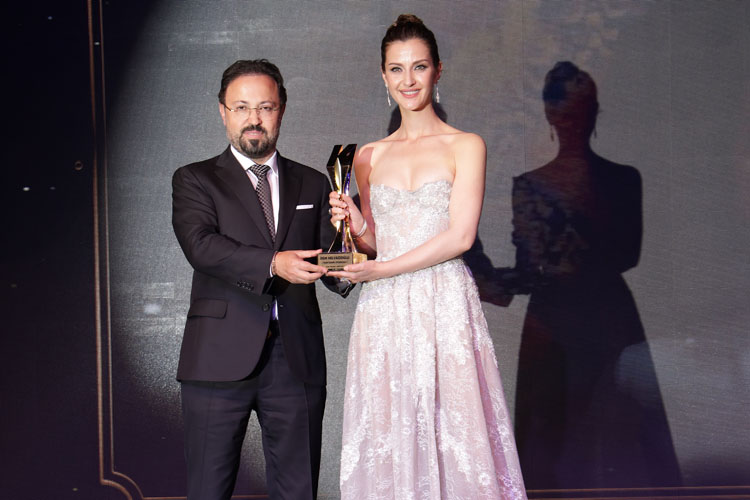 İrem Helvacıoğlu; “Yılın Kadın Oyuncusu” Ödülünü Aldı