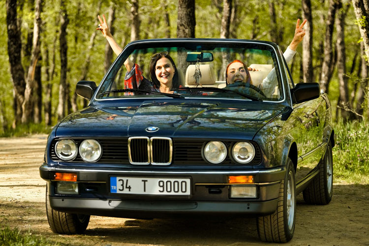 30 Yıl Sonra İlk Günkü Heyecan: Şevval Sam, Aile Yadigarı BMW’sine Yeniden Kavuştu