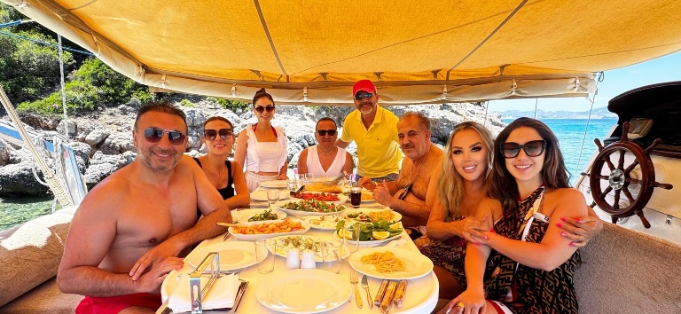 Nihan Ak�n-Enis Tunay : Dostlar�n� Bodrum�daki Teknelerinde A��rlad�lar
