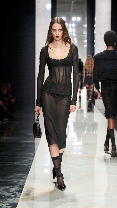 Dolce & Gabbana, �Ident�ty� Koleksiyonu �le Milano Moda Haftas��nda Gücün Ve Kimli�in S�n�rlar�n� Yeniden Çizdi