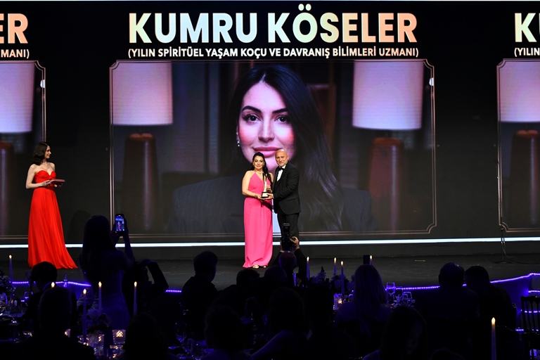 Kumru Köseler :  Yln Spiritüel Yaam Koçu Ve Davran Bilimleri Uzman  Ödülünü Kazand  