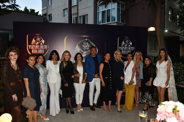 Yüzüklüler Kulübü,  Yeni Üyeleriyle  Romu Rstorante'de BulutuYüzüklüler Kulübü,  Yeni Üyeleriyle  Romu Rstorante'de Bulutu 
