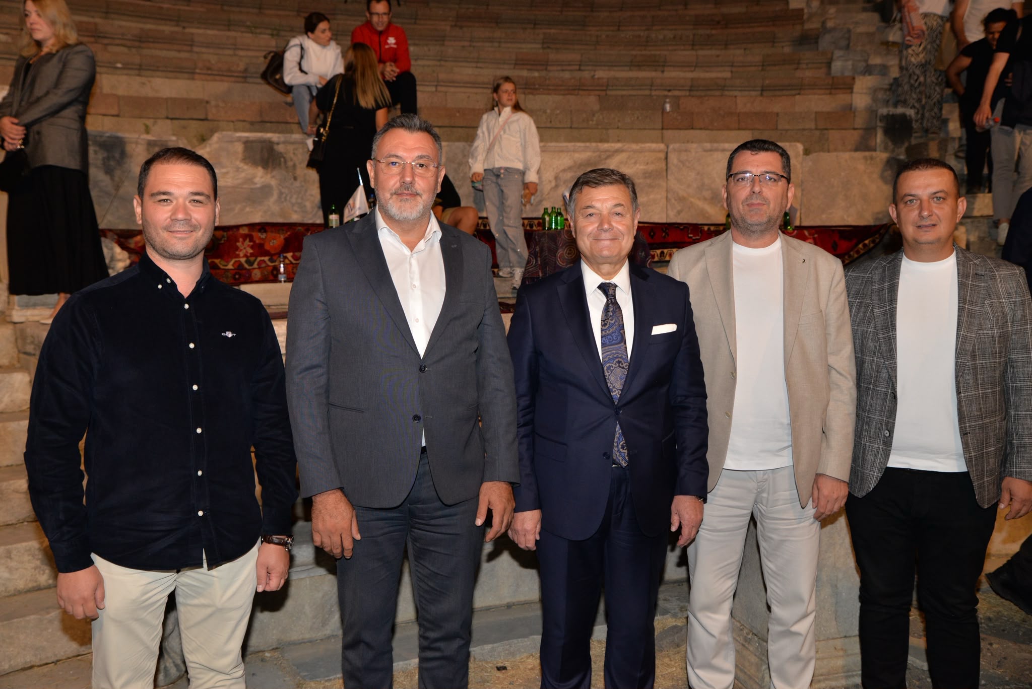 Bergama Kültür Ve Sanat Ödül Töreninde �Yeni Türkü� Sahnedeydi