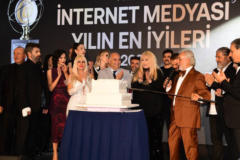 nternet Medyas  Yln En yileri Ödül Töreni  Muhteem Bir Geceyle Sahiplerini Buldu 