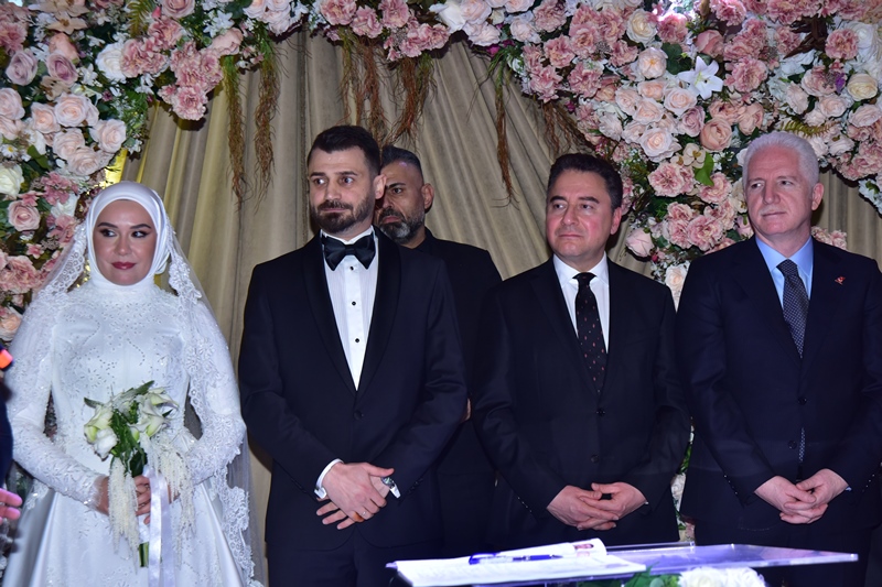 Betül Kavak-Bilal Teymur :  Görkemli Bir Dü�ün Töreni �le Hayatlar�n� Birle�tirdi