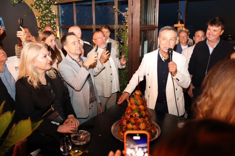 Cemiyet Hayat�n�n Ünlü �simleri Sürpriz Partide Bulu�tu