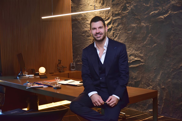 Serkan K�l�ç :  �Gerçek Ba�ar�, Büyürken Topluma De�er Katabilmek Ve �nsanlar�n Hayat�nda Kal�c� Bir �z B�rakabilmektir�