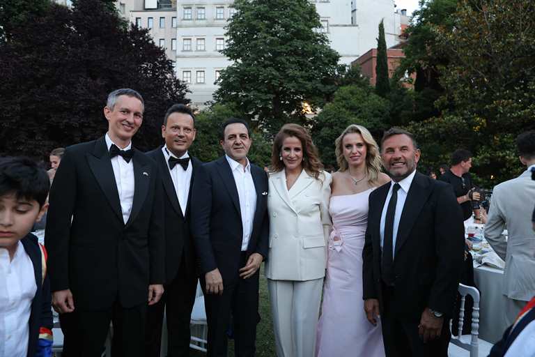 Tarabya �ngiliz Okullar��n�n Mezuniyet ve 14. Y�l Gala Gecesi Diplomasi, E�itim ve Sanat Dünyas�n� Bulu�turdu