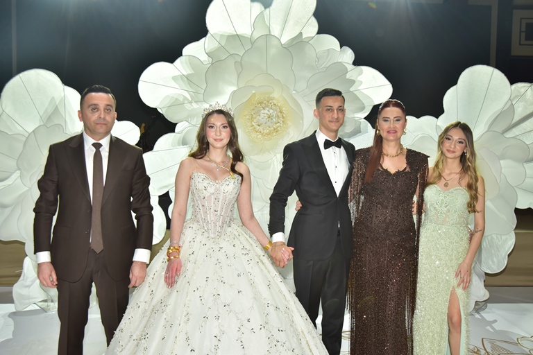 Emir-Ülkem Sönmez : Görkemli Bir Dü�ünle Hayatlar�n� Birle�tirdi