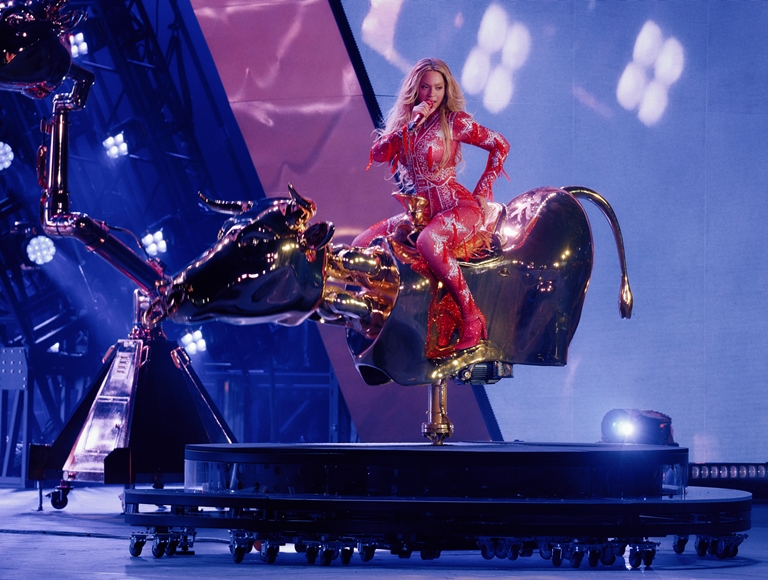 Beyoncé Knowles-Carter, Cowboy Carter Turnesinde Swarovski Talarla Süslenmi Moschino Tasarmyla Sahnede 