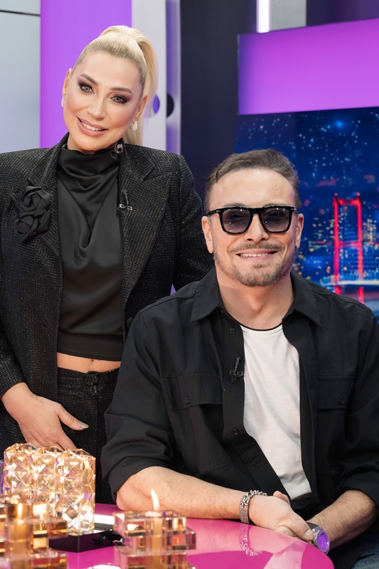 Özlem Esra Ada�n�n Haz�rlay�p Sundu�u Pembe Masa�n�n Bu Haftaki Konu�u Ba�ar�l� �ark�c� Cenk Eren Oldu.