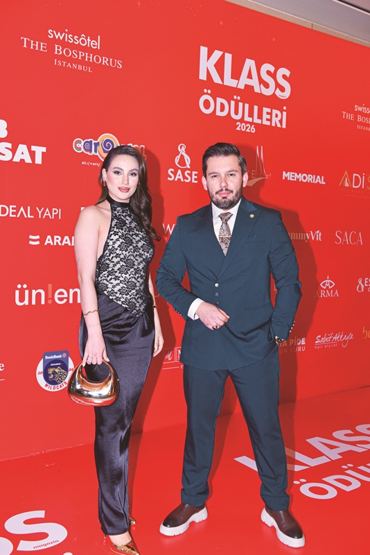 Tar�k Yalç�ntepe : �� Hayat�ndaki Güçlü Duru�unu K�rm�z� Hal�daki Tarz�na Yans�tt�