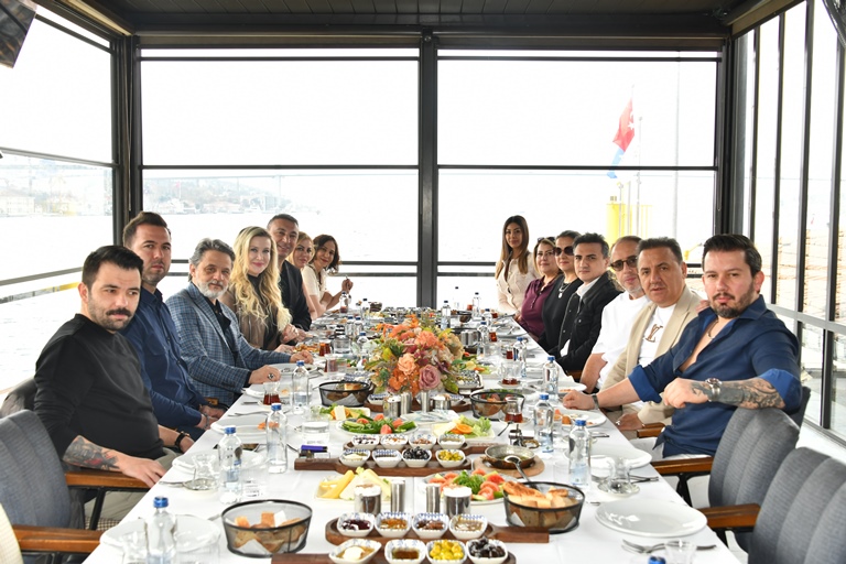 Yüzüklüler Kulübü :  Bo�az��n Büyüleyici Atmosferinde Düzenlenen Brunch�ta Bir Araya Geldi
