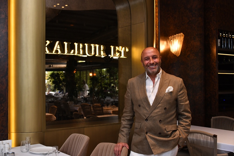 Metin Akdemir :    Kalbur Et le stanbulun En Nadide Restoran Markalarndan Birisini Yaratt, Örnek Aile Yaants le Herkesin dolu Oldu 