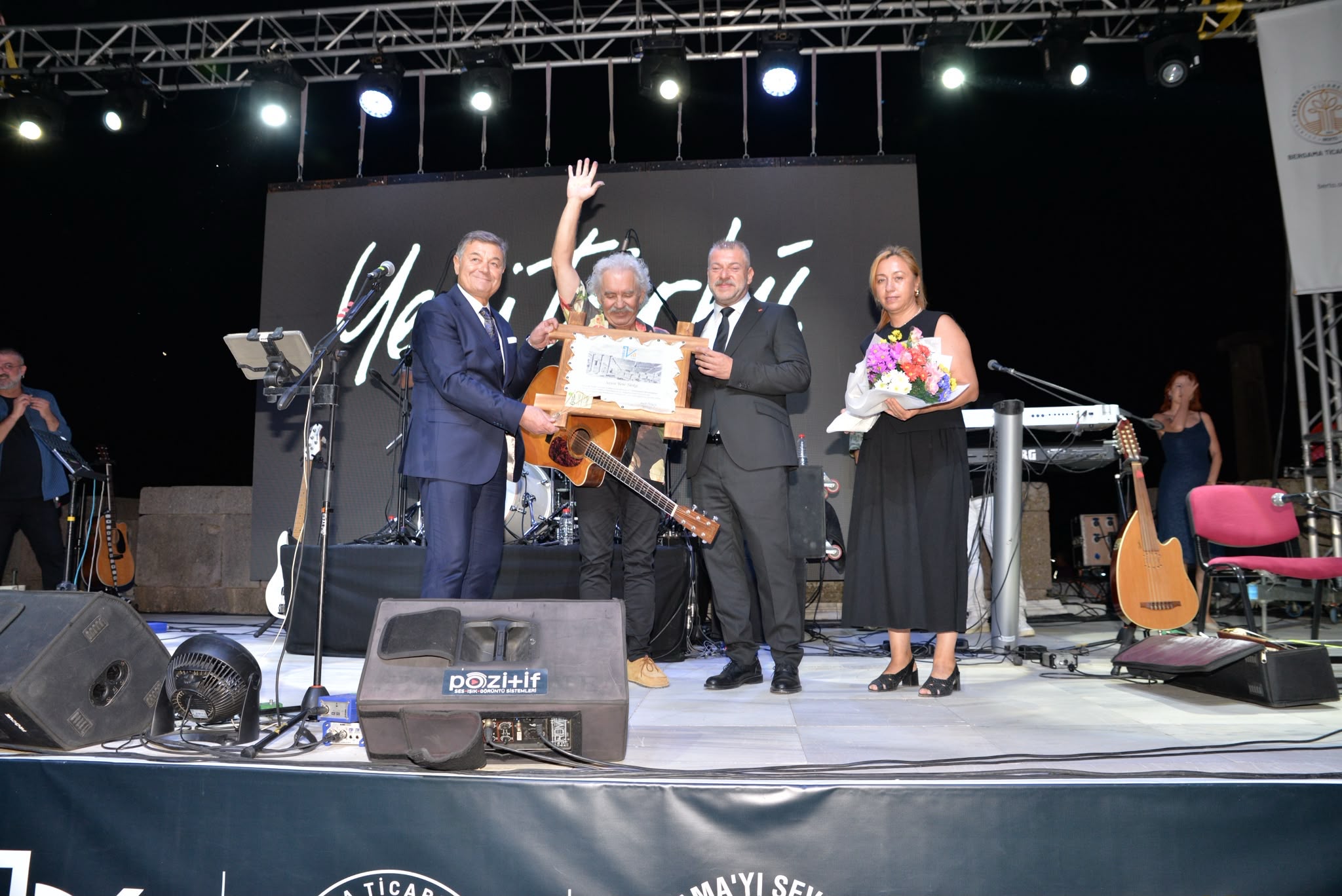 Bergama Kültür Ve Sanat Ödül Töreninde �Yeni Türkü� Sahnedeydi