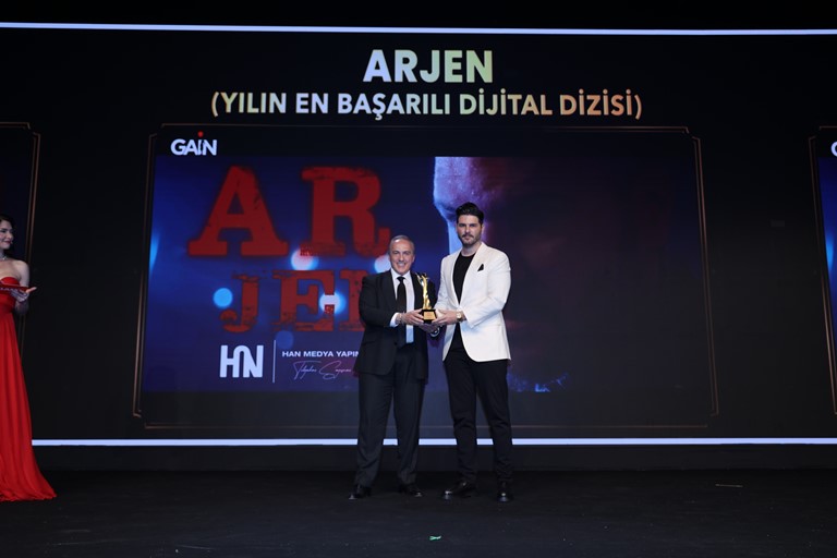 Arjen-Tolgahan Sayman :   Yln En Baarl Dijital Dizisi Ödülünü Kazand 