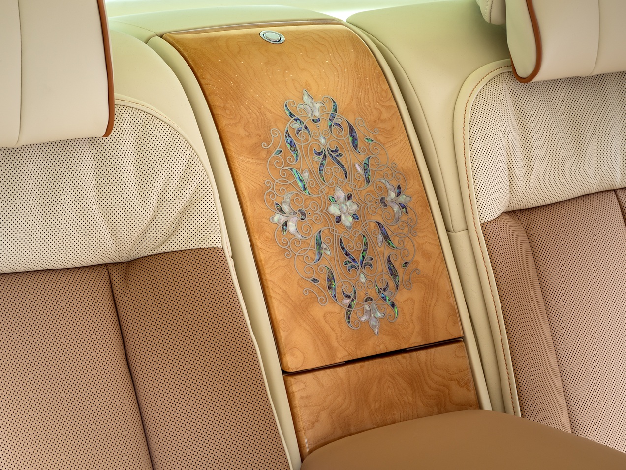  Rolls-Royce Tarihinde Bir �lk;  Abalone Kabu�u Kakma ��çili�i �le Phantom Hummingbird 
