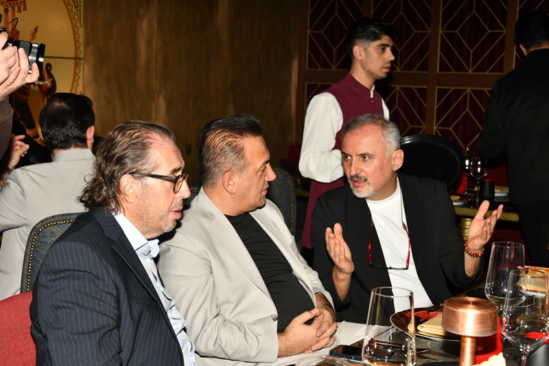 Yüzüklüler Kulübü : �� Ve Cemiyet Dünyas�n�n Seçkin �simlerini Madhu�s�un E�siz Ambiyans�nda Bulu�turdu