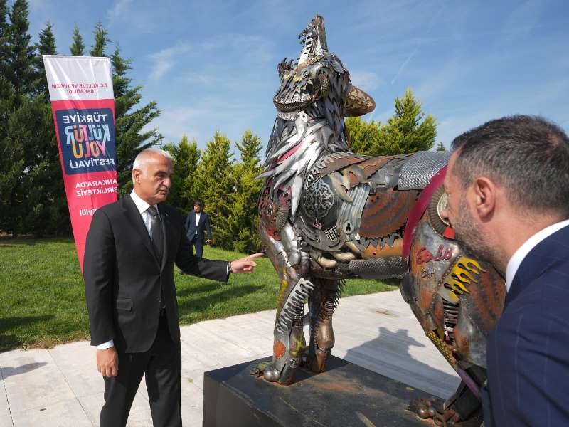 Bakan Ersoy Ba�kentte Start� Verdi! Ankara Kültür Yolu Festivali Ba�lad� Ersoy: �Ba�kentimizin Tarihini Ve Mimarisini Ressamlar�m�z�n Gözünden Yeniden Gördük� 