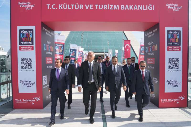 Bakan Ersoy Ba�kentte Start� Verdi! Ankara Kültür Yolu Festivali Ba�lad� Ersoy: �Ba�kentimizin Tarihini Ve Mimarisini Ressamlar�m�z�n Gözünden Yeniden Gördük� 