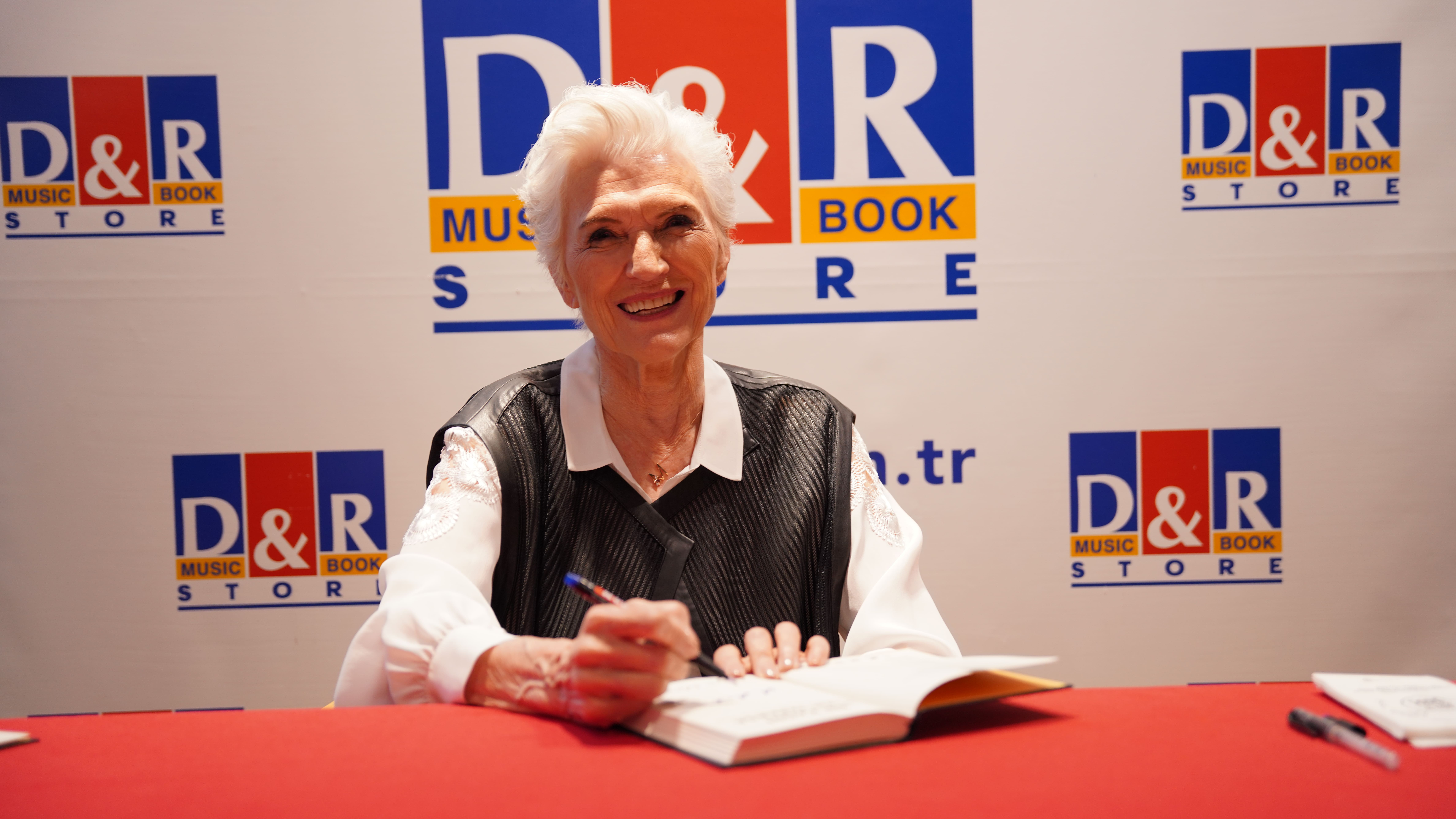 Zarafeti ve enerjisiyle Maye Musk �stanbul�da sahnedeydi