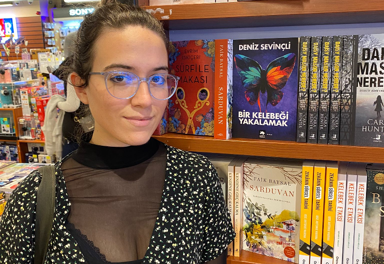 Deniz Sevinçlinin Bir Kelebei Yakalamak Romannn Devam Niteliindeki Yeni Kitab Rüzgarna Kaplmak Raflardaki Yerini Ald!