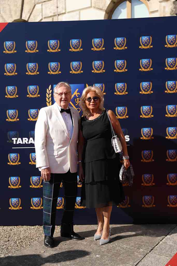 Tarabya �ngiliz Okullar��n�n Mezuniyet ve 14. Y�l Gala Gecesi Diplomasi, E�itim ve Sanat Dünyas�n� Bulu�turdu