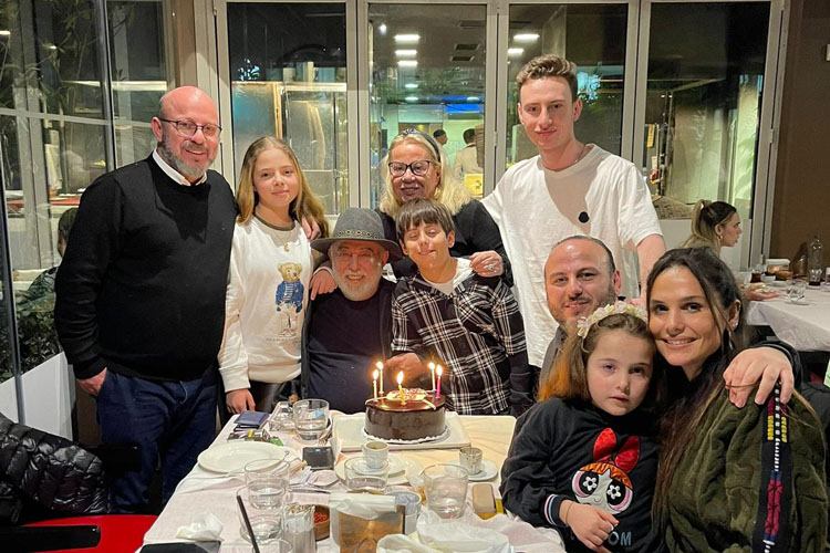 Sinan Vardar, Yeni Yaşını Ailesinin Sürpriziyle Kutladı
