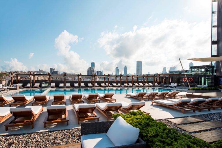 Hilton �stanbul Bomonti�de Yaz Sezonu Teras Keyfi, Dev Ekranda Dünya Kupas� Heyecan� ve Havuz Ba�� Deneyimleriyle Ba�l�yor