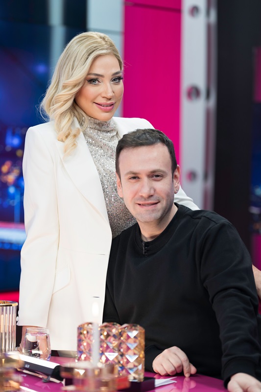 Özlem Esra Ada�n�n Sundu�u Pembe Masa�n�n Bu Haftaki Konu�u, Ba�ar�l� �leti�im Dan��man� Özgür Aras Oldu. 