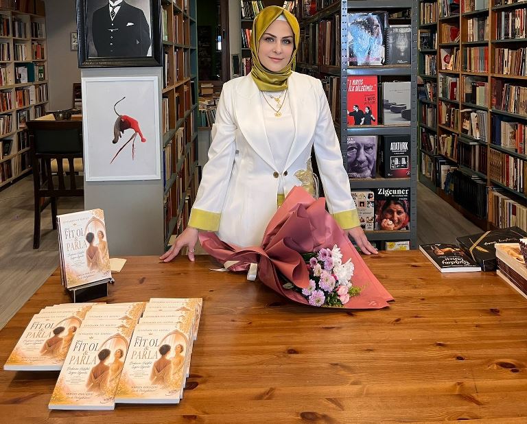 Feyzahan Ece Gedikli :  �21 Günde Fit Ol Parla�  Kitab�n� Dostlar� �çin �mzalad�