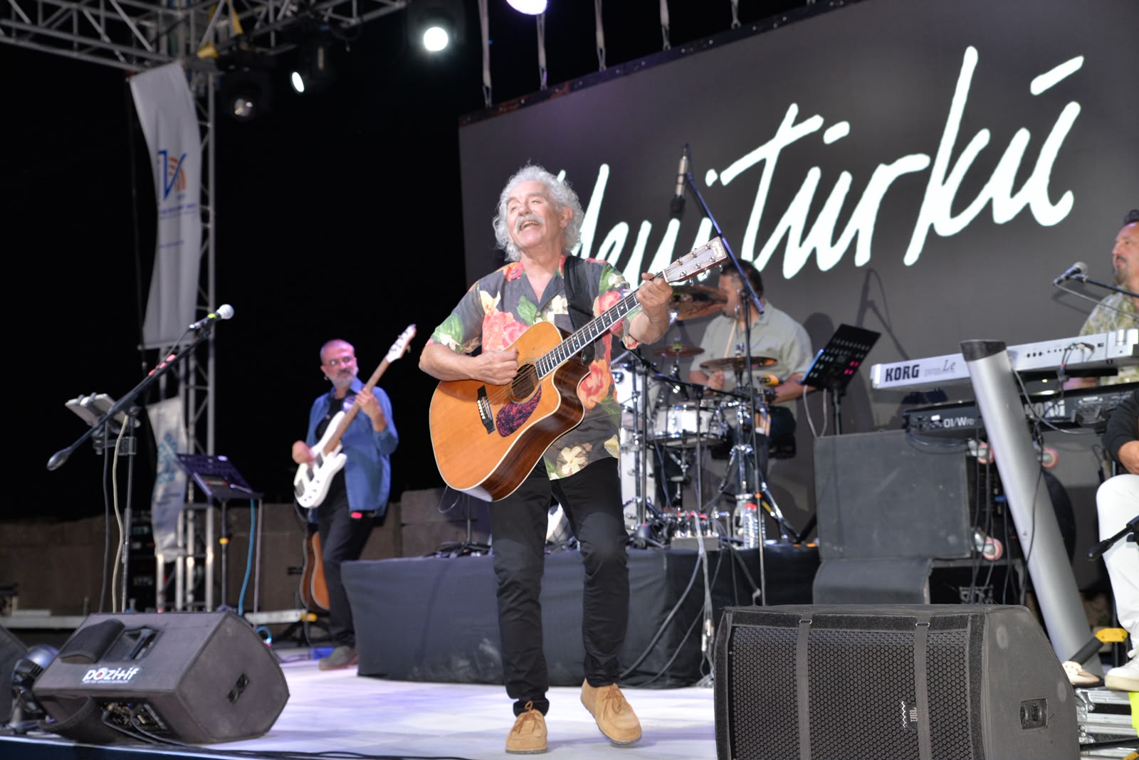 Bergama Kültür Ve Sanat Ödül Töreninde �Yeni Türkü� Sahnedeydi