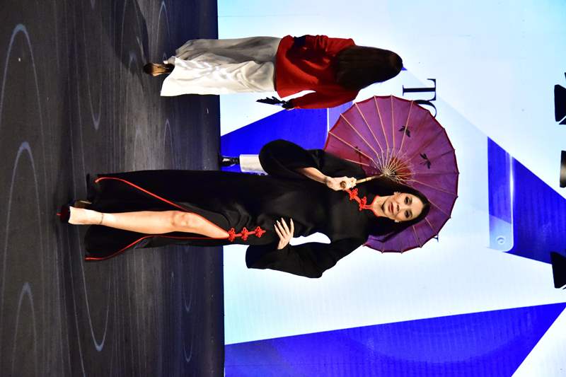 Merter�de Moda �öleni Ba�lad�! �Calam�ty Demet� Ve �Gey�a Ece� Podyumu Sallad� 