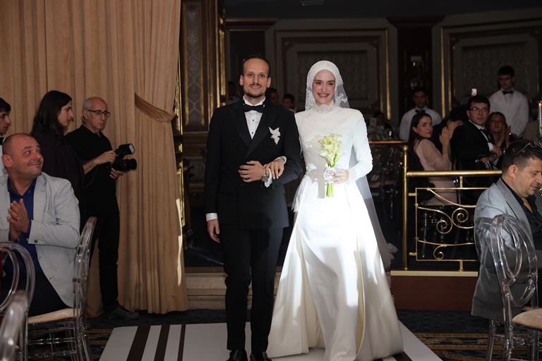 Rabia Vatansever-smail Güldal : Görkemli Bir Törenle Dünyaevine Girdi 