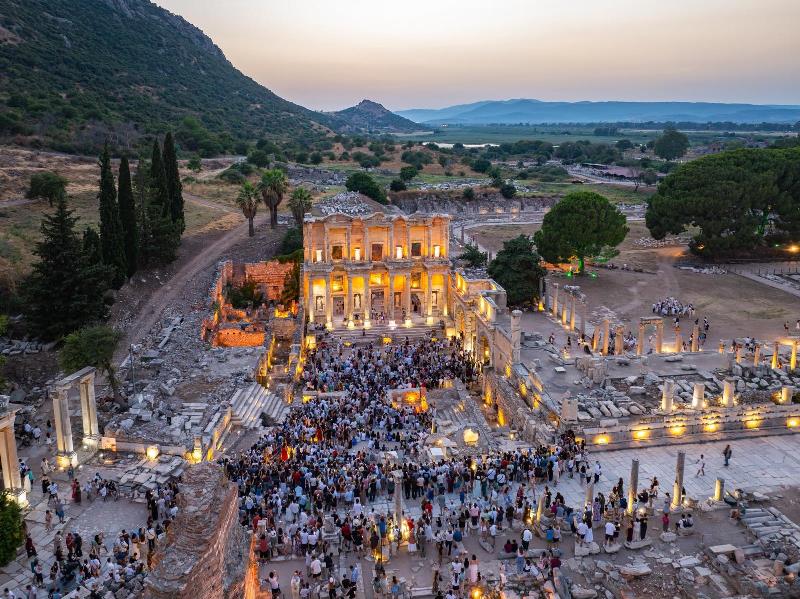 Rekoru Bakan Ersoy Duyurdu! Gece Müzecili�inde Ziyaretçi Say�s� 1,3 Milyonu A�t�