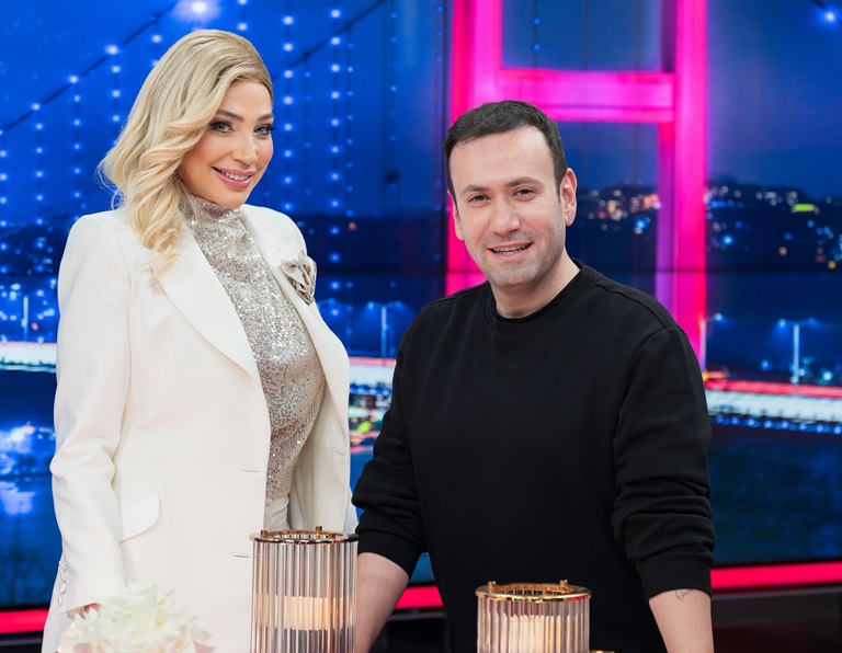 Özlem Esra Ada�n�n Sundu�u Pembe Masa�n�n Bu Haftaki Konu�u, Ba�ar�l� �leti�im Dan��man� Özgür Aras Oldu. 