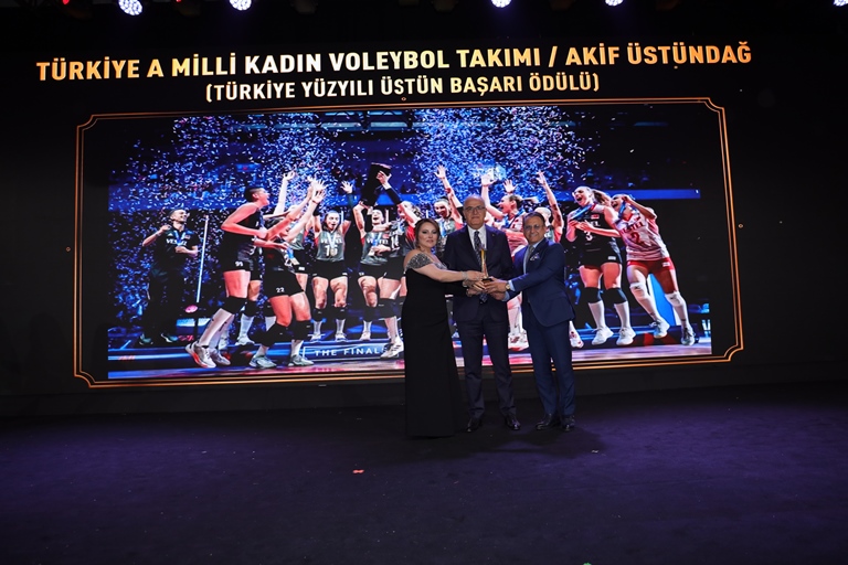 Mehmet Akif Üstünda/Türkiye A Milli Kadn Voleybol Takm : Türkiye Yüzyl Üstün Baar ÖdülüNün Sahibi Oldu 
