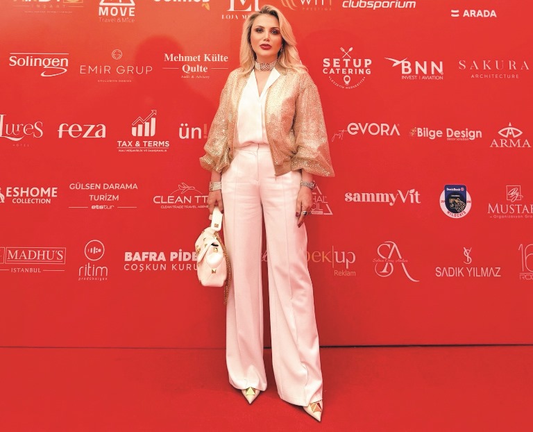 Ebru Kain : Zarafetiyle K�rm�z� Hal�da Göz Doldurdu 