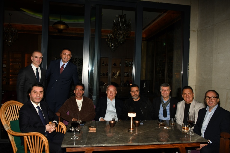 Yüzüklüler Kulübü : �� Ve Cemiyet Dünyas�n�n Seçkin �simlerini Madhu�s�un E�siz Ambiyans�nda Bulu�turdu