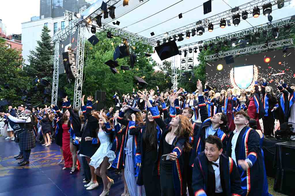 Tarabya �ngiliz Okullar��n�n Mezuniyet ve 14. Y�l Gala Gecesi Diplomasi, E�itim ve Sanat Dünyas�n� Bulu�turdu