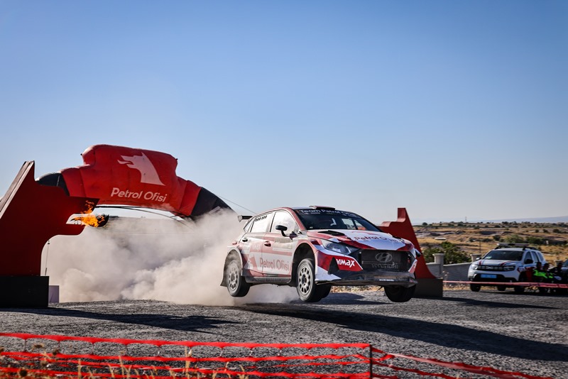Kapadokya Rallisinde Zaferin Ad� Yine  Kerem Kazaz!