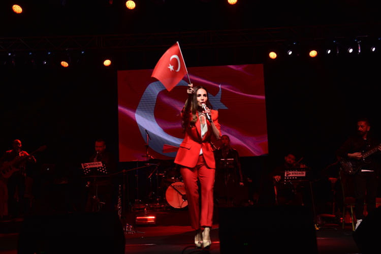 Betül Demir Cumhuriyet Bayramn ki Farkl Konserle Kutlad